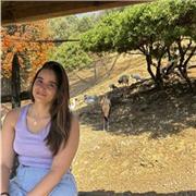 Profesora titutada de Estudios Ingleses y Máster en Profesorado con experiencia trabajando en una academia de inglés